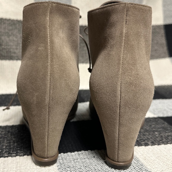 Stuart Weitzman like new comfort wedge lace up taupe tan suede leather booties - Picture 5 of 8